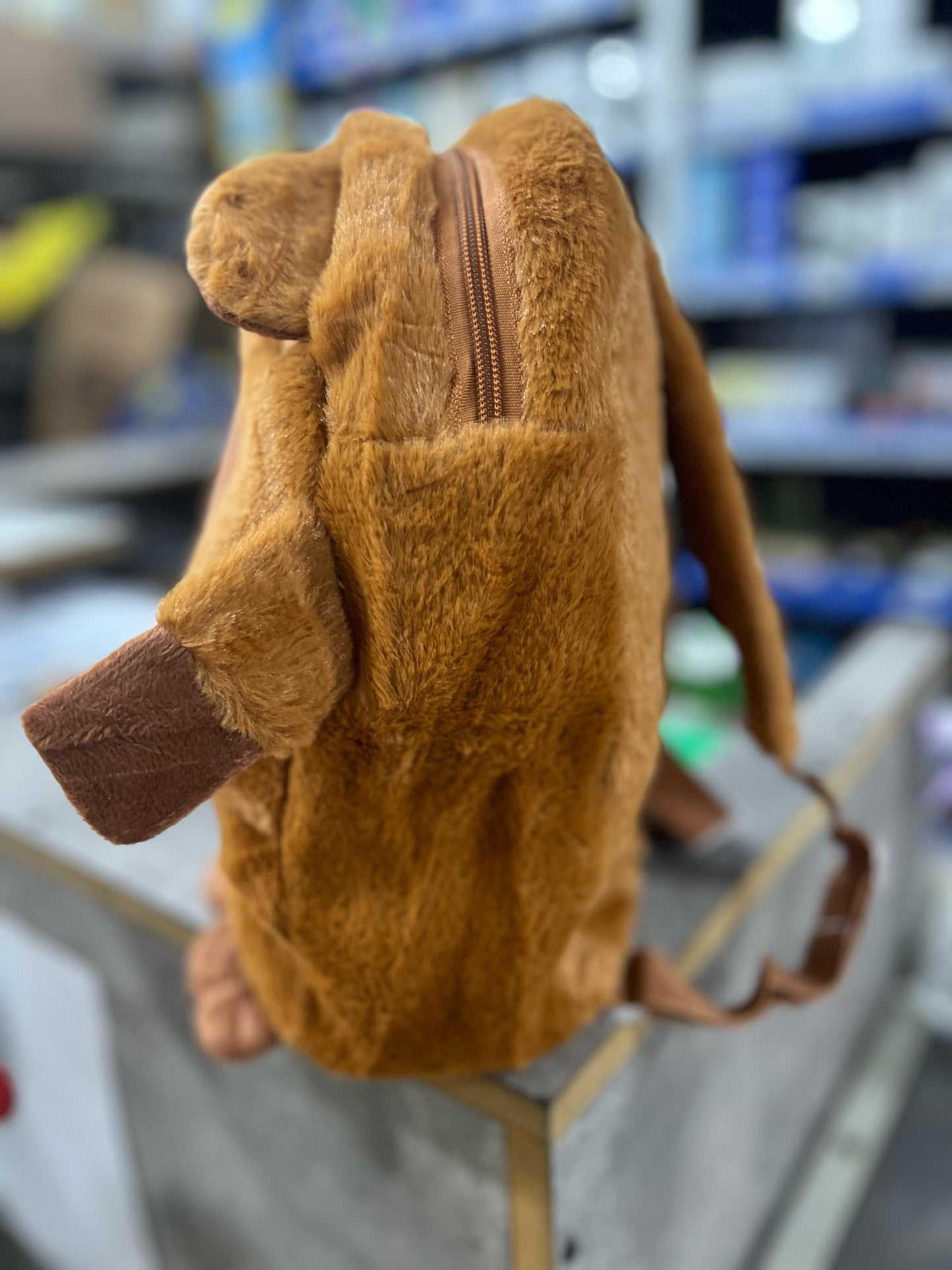 mochila felpa capybara 30x24x13cm