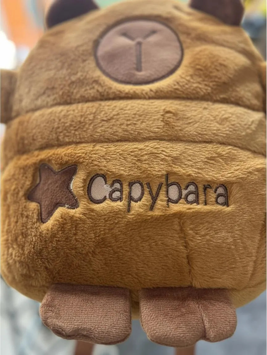mochila felpa capybara 30x24x13cm