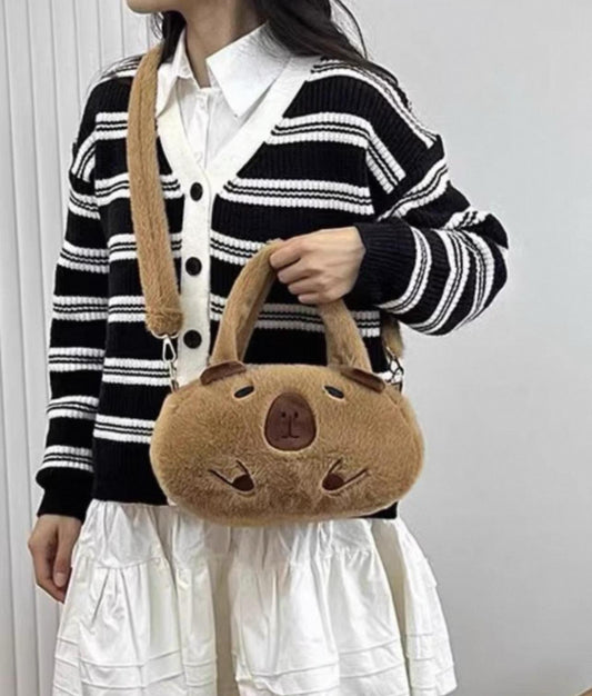 Cartera felpa capybara. 28x9x17cm