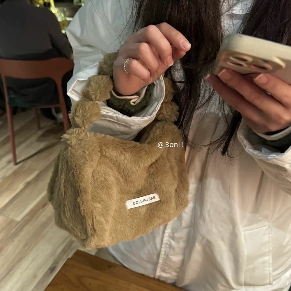 BOLSO DE MANO PELUDO